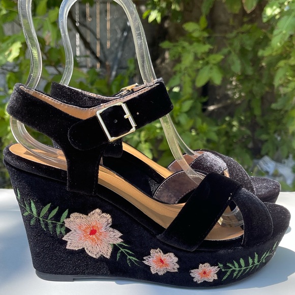 Qupid Shoes - Qupid ARDOR Summer Floral Embroidered Strappy Chunky Platform Wedge Heels